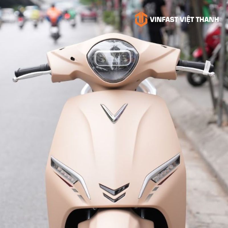 Thiết kế mặt trước xe đẹp, nổi bật với logo thương hiệu