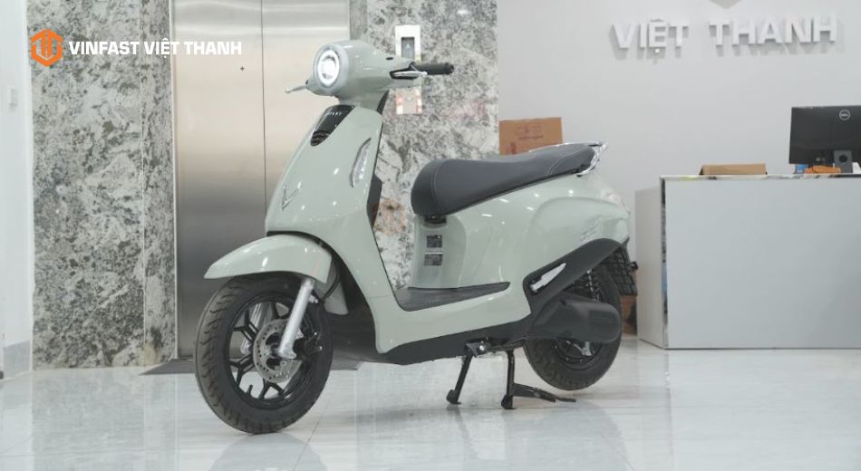 Mẫu xe máy điện Evo đổi pin màu xanh oliu