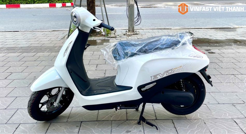 Mẫu xe máy điện Evo Grand màu trắng nhẹ nhàng