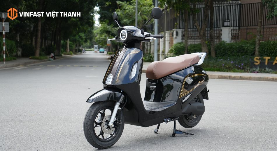 Xe máy điện VinFast Premia lắp thêm pin