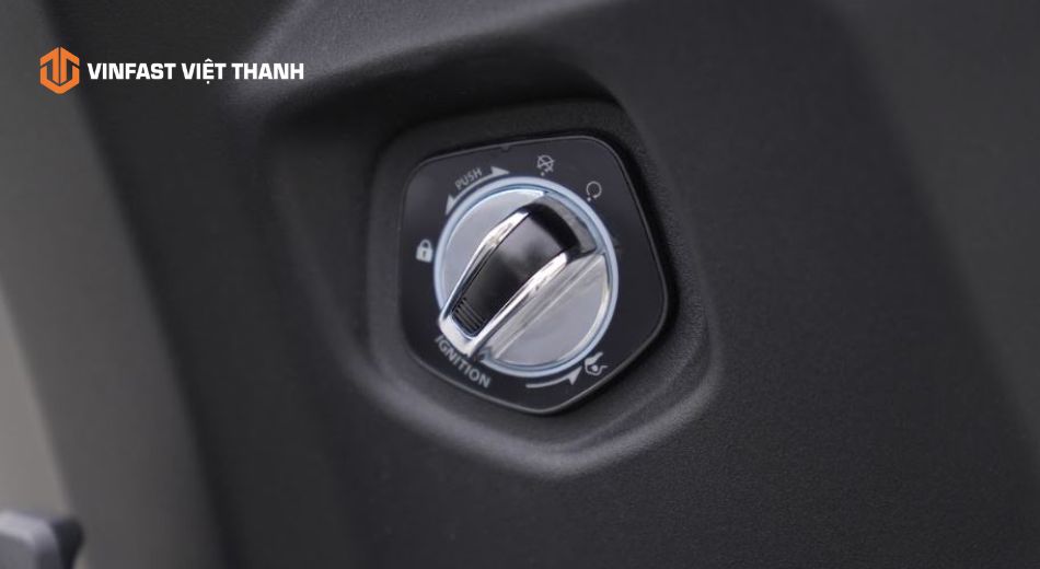 Mở cốp xe máy điện vinfast khi sử dụng khoá Smartkey
