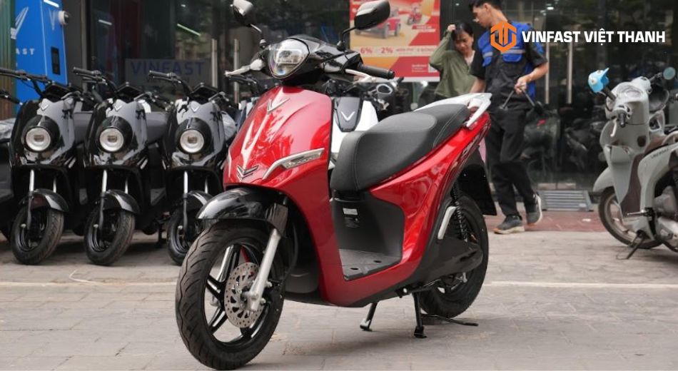 Khi điều khiển xe máy điện có cần bằng lái không