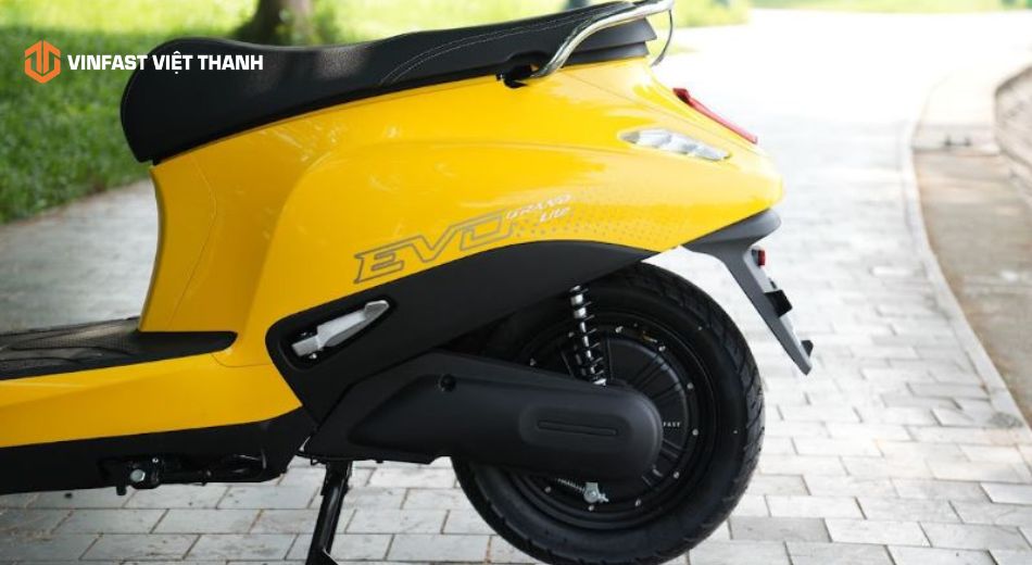 Kiểm tra chi tiết động cơ của xe