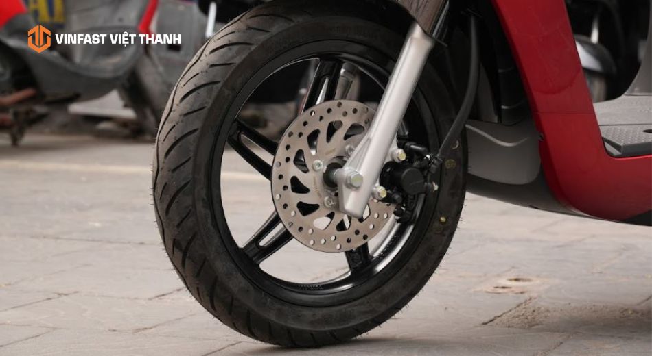 Kiểm tra kỹ bộ phận phanh và lốp của xe