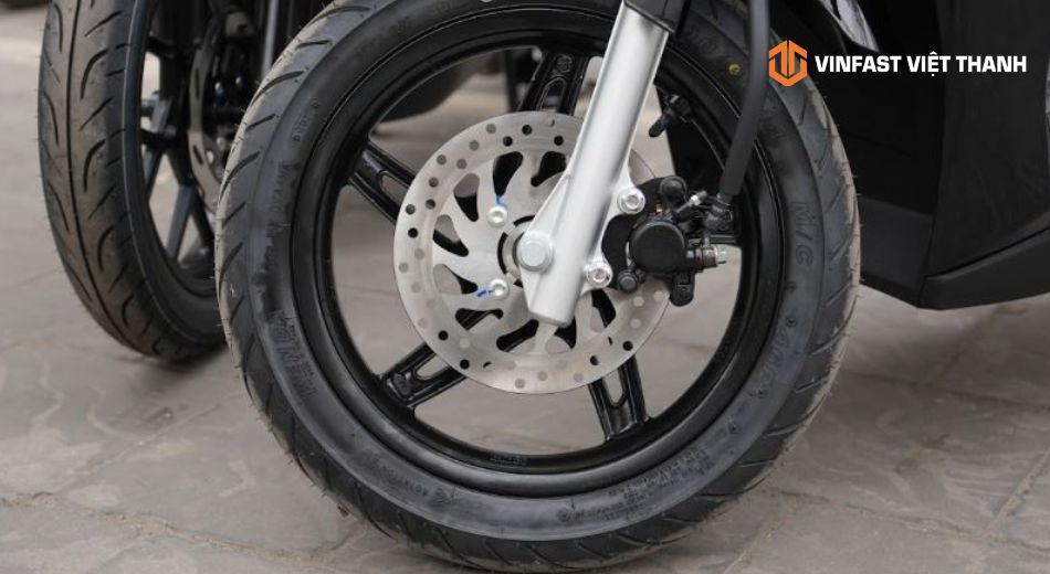 Kiểm tra phanh lốp kĩ càng cho xe