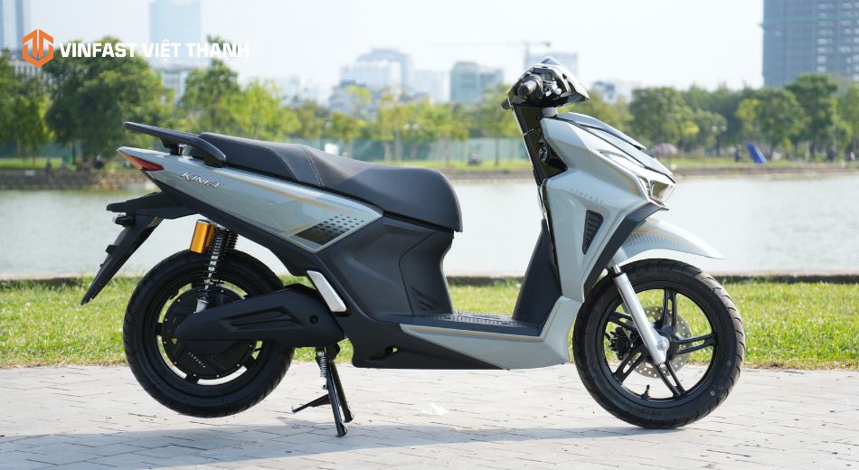 Xe VinFast Kinet cần bằng lái khi di chuyển