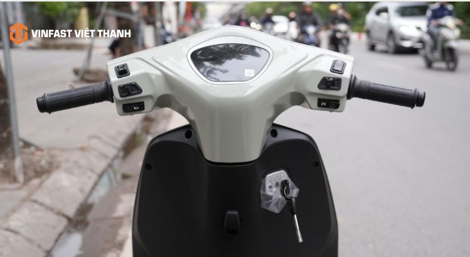 Cách mở khoá xe máy điện cần nắm