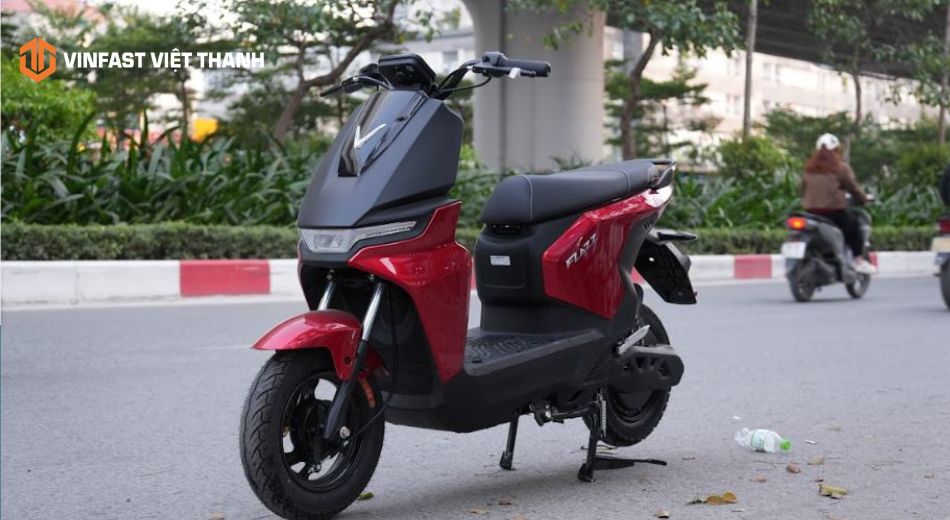Mẫu xe máy điện VinFast Flazz màu đỏ đen cá tính