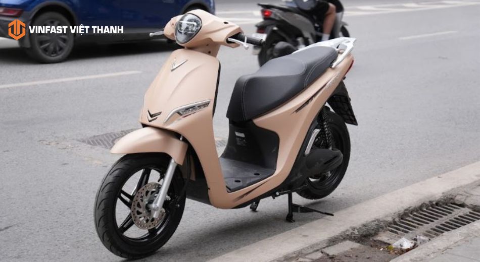 Nên mua xe máy điện hay xe máy xăng di chuyển