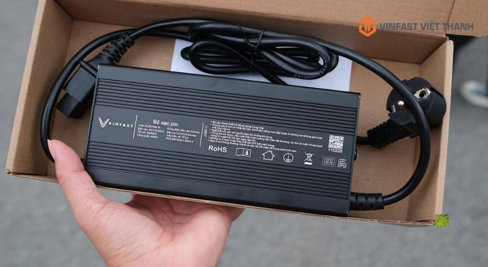 Sử dụng bộ sạc chính hãng cho xe