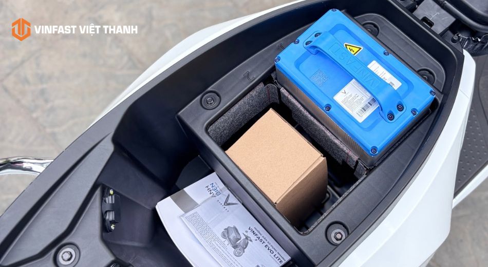 Thay pin mới cho xe máy điện