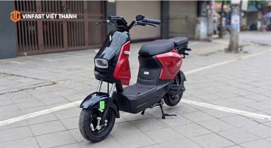 Mẫu xe máy điện VinFast Amio S màu đỏ nhỏ gọn