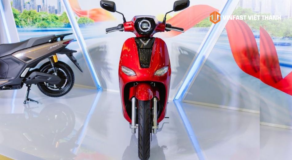 Mẫu xe máy điện VinFast Kyo màu đỏ