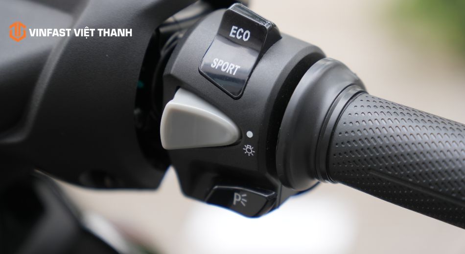 Nút P trên xe máy điện VinFast