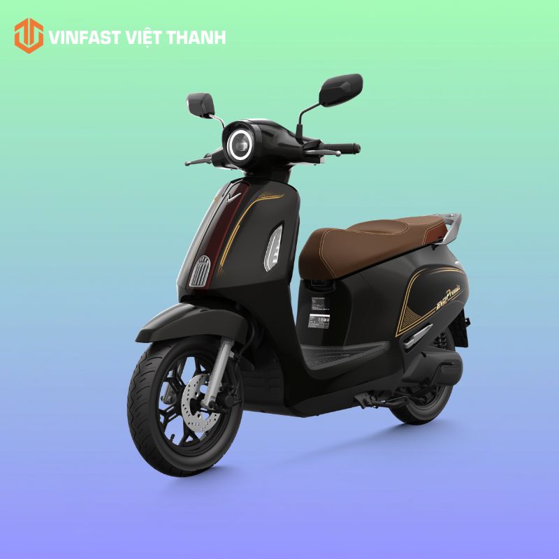 Xe Evo Grand Premia màu đen bóng