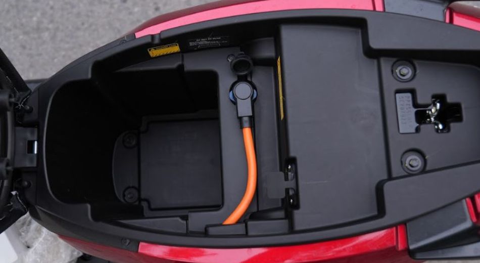 Cách Mở Cốp Xe Máy Điện VinFast Đúng Cách, Chi Tiết 2026