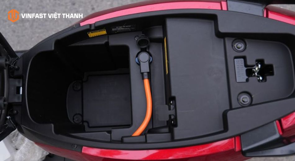 Cách Mở Cốp Xe Máy Điện VinFast Đúng Cách, Chi Tiết 2026