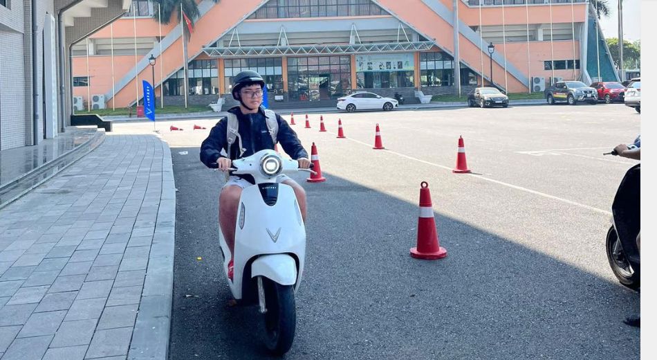 Có Bắt Buộc Đội Mũ Bảo Hiểm Khi Đi Xe Máy Điện Không?