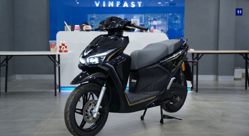 Nên Mua Xe Máy Điện Chạy Pin Hay Ắc Quy? So Sánh Từ A–Z