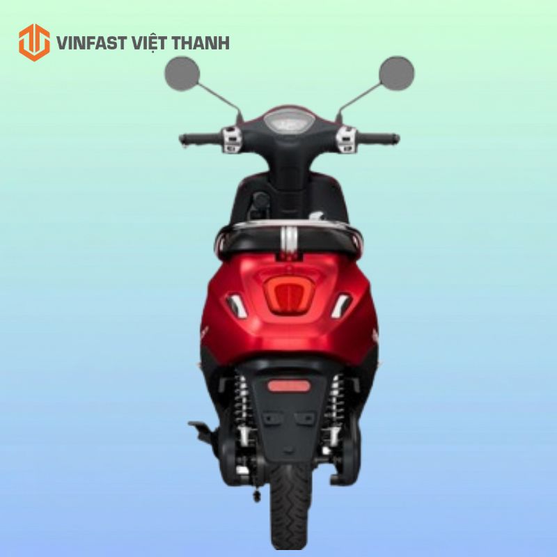 thiet-ke-phia-sau-xe-may-dien-evo-lite-thue-pin-mau-do