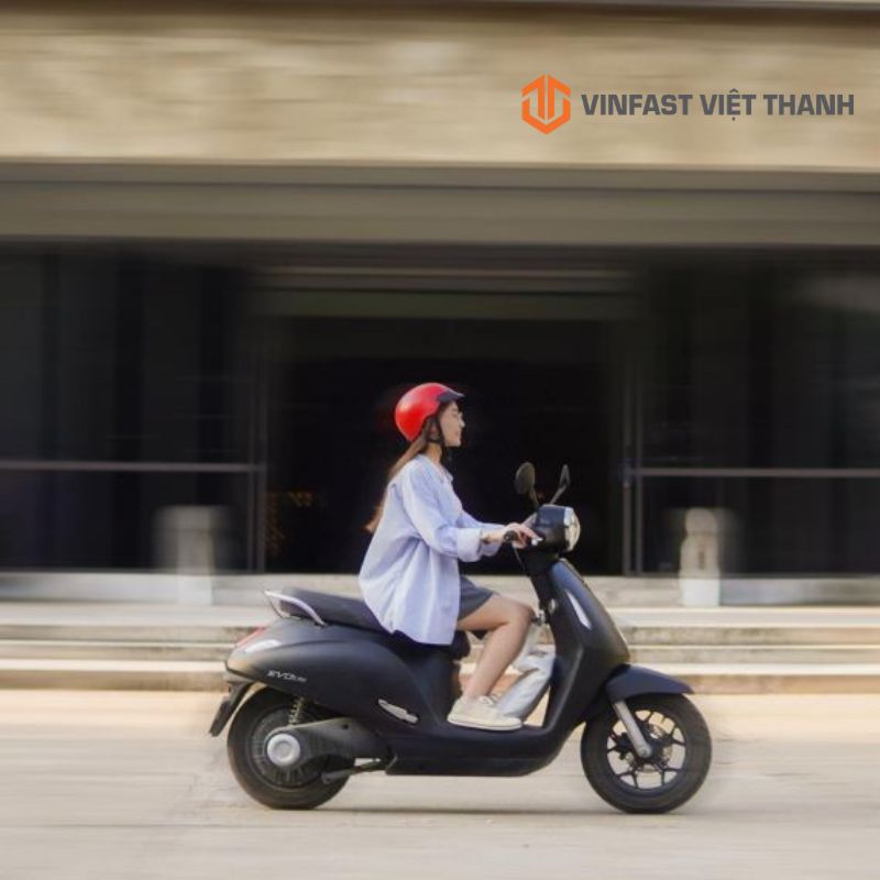 vinfast-evo-lite-thue-pin-khong-can-bang-lai-mau-den