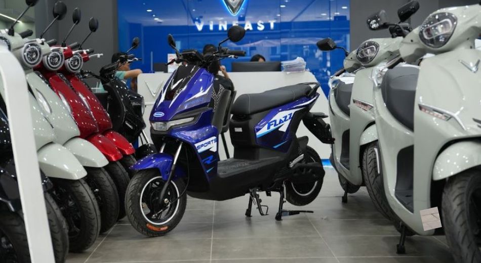 Nên Chọn Mua Xe Máy Điện Hay Xe Đạp Điện Để Di Chuyển?