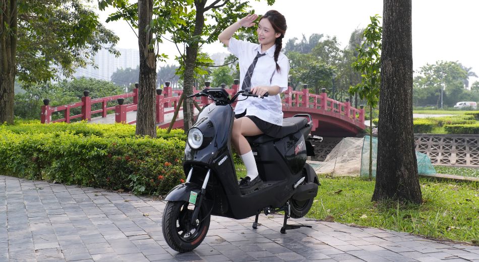 Giải Đáp: Độ Tuổi Được Phép Đi Xe Máy Điện Là Bao Nhiêu?
